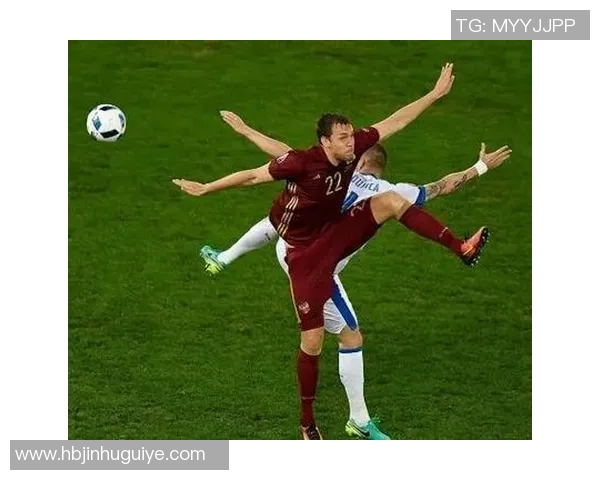 足球明星的踢球绝技揭秘：如何在赛场上展现惊人技巧与风采